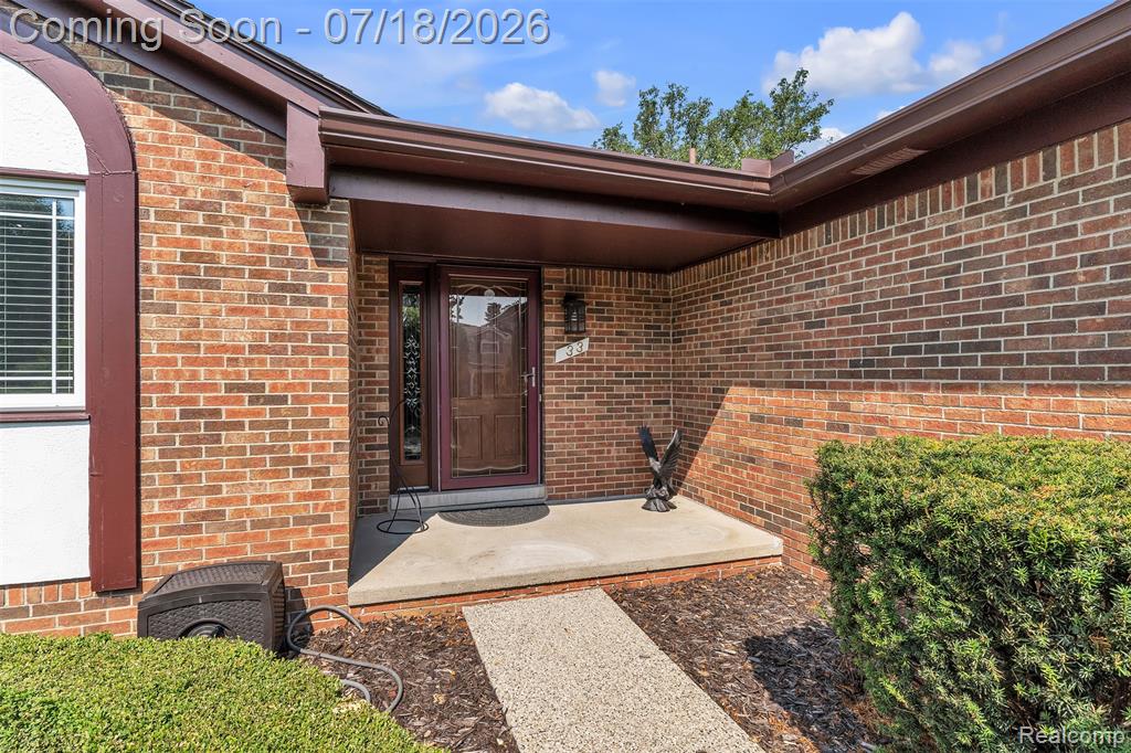 33 Foxboro Drive Rochester Hills, MI 48309 - Photo 2 of 60 Gallery Image 2