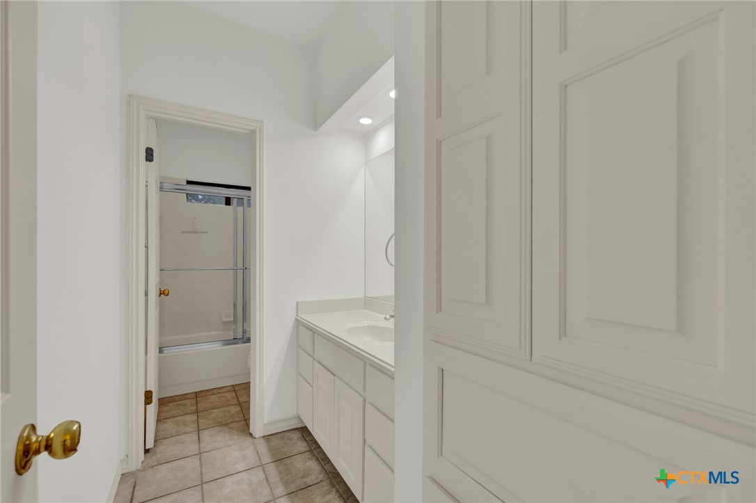 8472 Rolling Acres Trail Fair Oaks Ranch, TX 78015 - Photo 24 of 37 3rd Bathroom