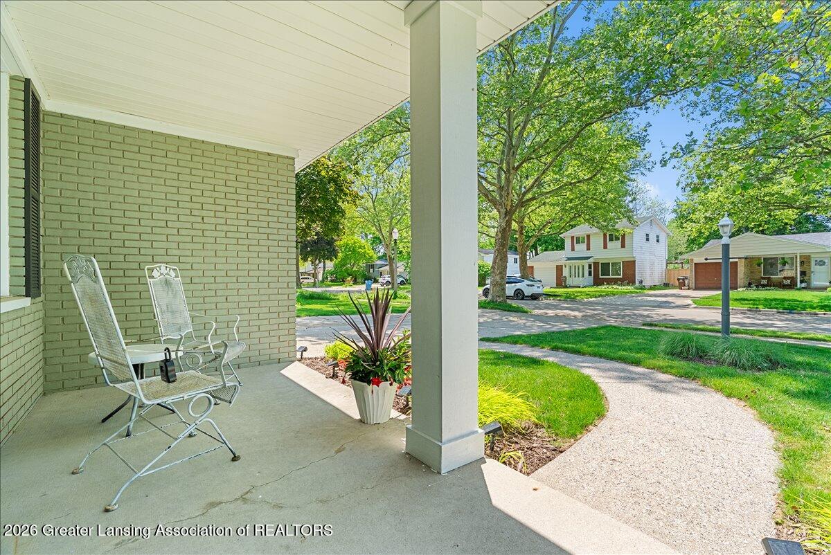 2913 Quincy Lane Lansing, MI 48910 - Photo 6 of 36 06-Media Jett - 13