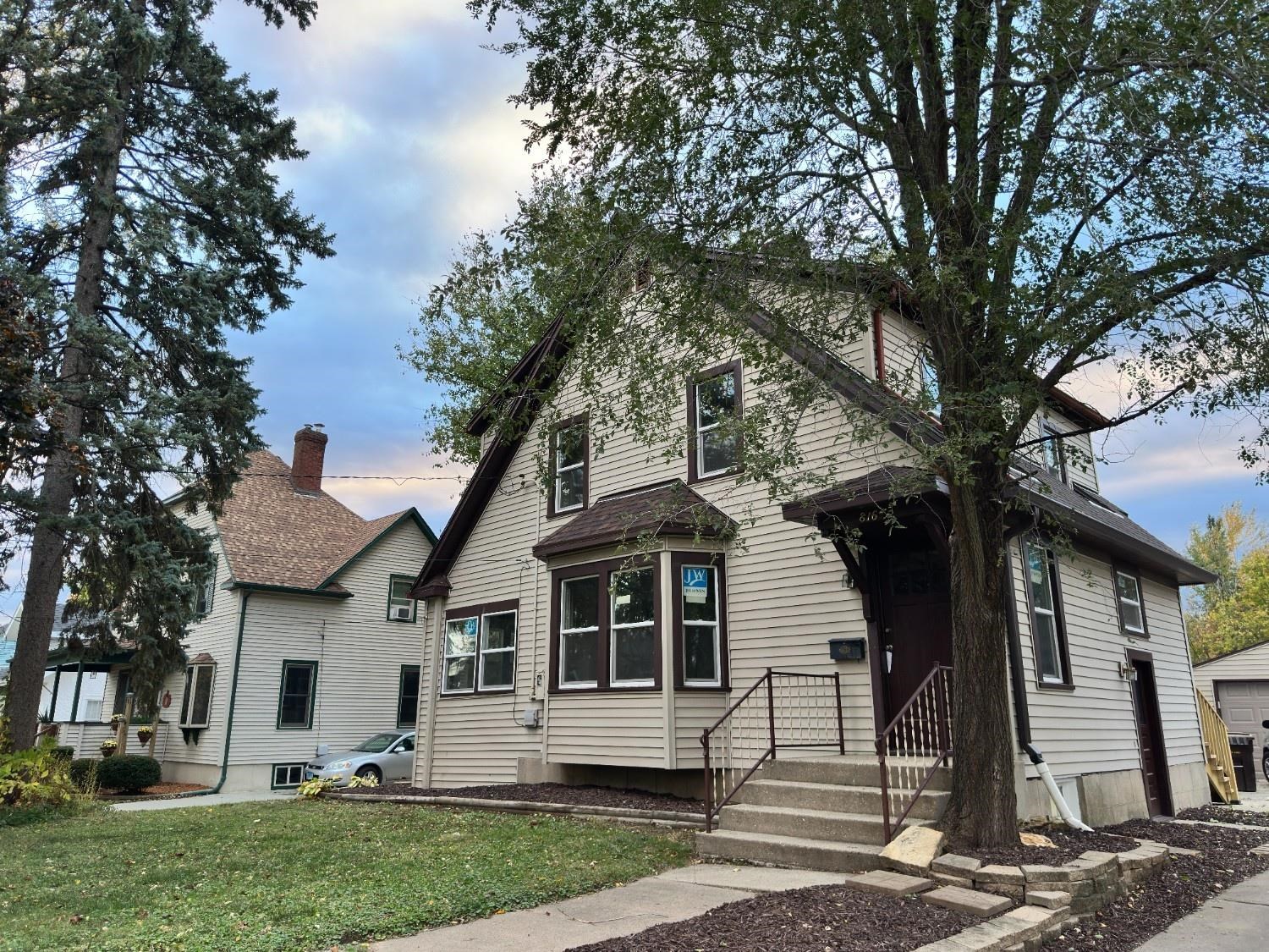 816 South Harlem Avenue Freeport, IL 61032 - Photo 2 of 33 a front view of a house with a yard