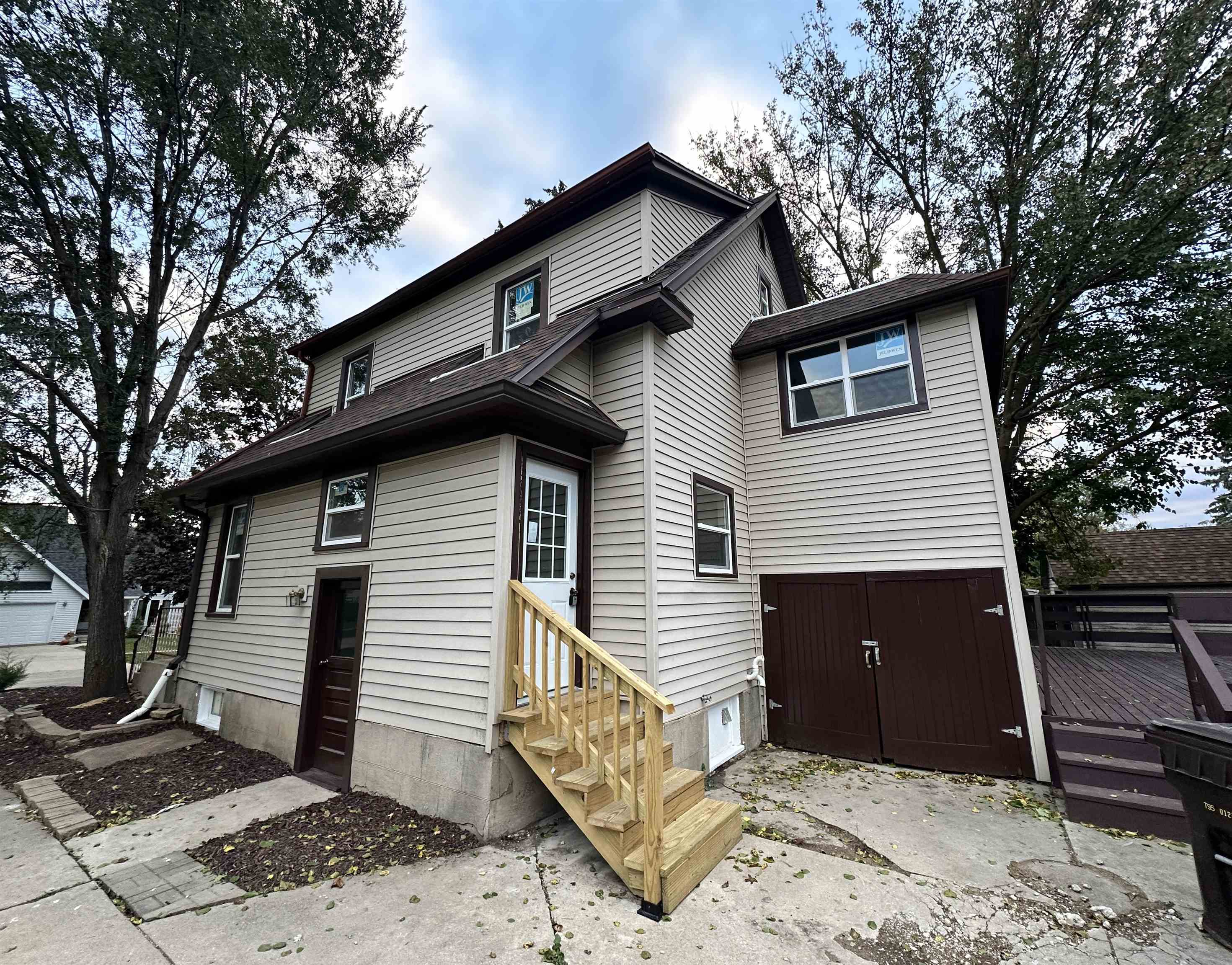 816 South Harlem Avenue Freeport, IL 61032 - Photo 4 of 33 a front view of a house with a tree
