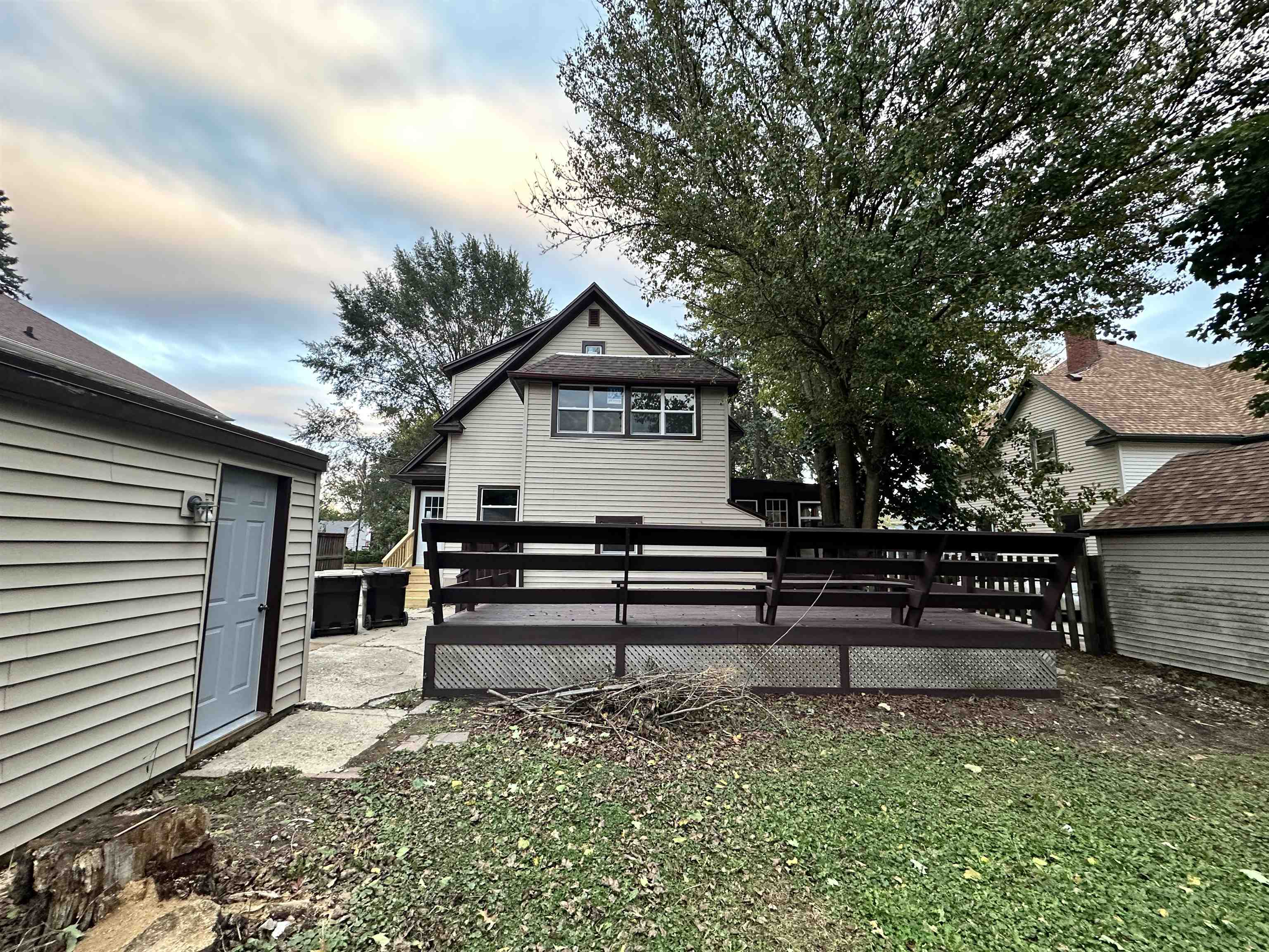 816 South Harlem Avenue Freeport, IL 61032 - Photo 8 of 33 a front view of a house with a garden