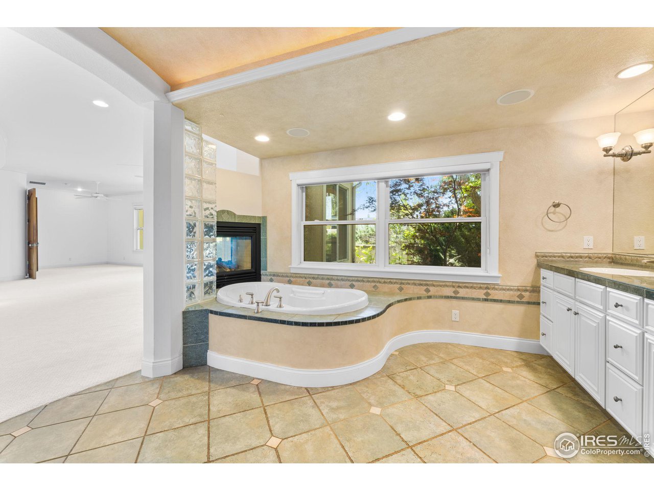 2210 Meadow Avenue Boulder, CO 80304 - Photo 27 of 40 a bathroom with a bathtub sink and mirror