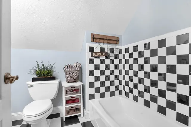 a view of a backyard with small cabin