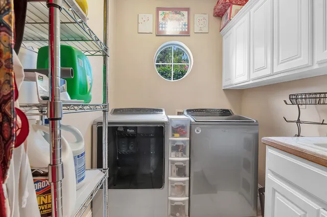 a view of a house with backyard