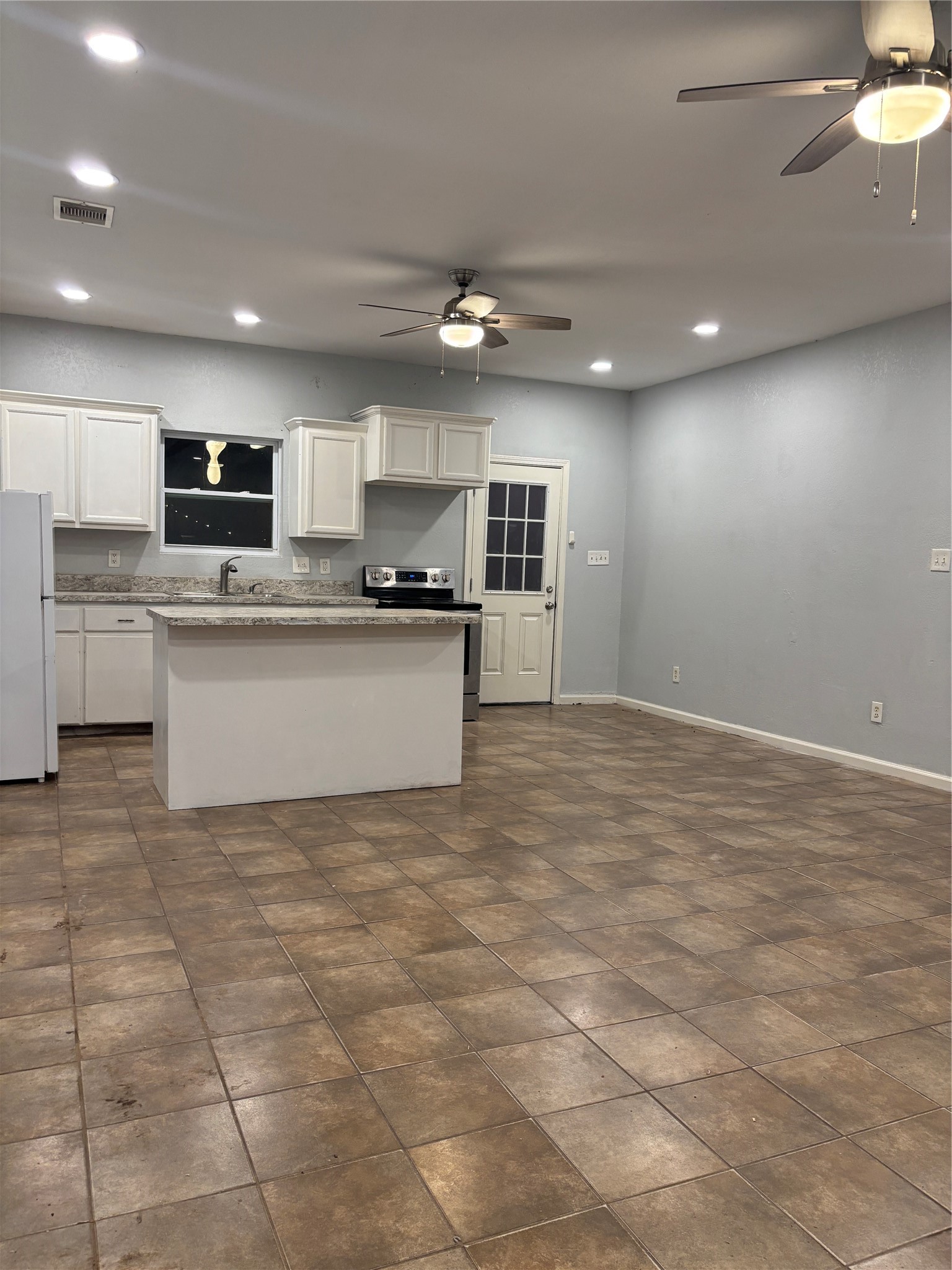 1615 Beech Drive Conroe, TX 77385 - Photo 4 of 14 Great open concept