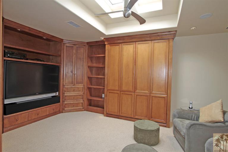 320 Red River Road Palm Desert, CA 92211 - Photo 21 of 31 a living room with furniture