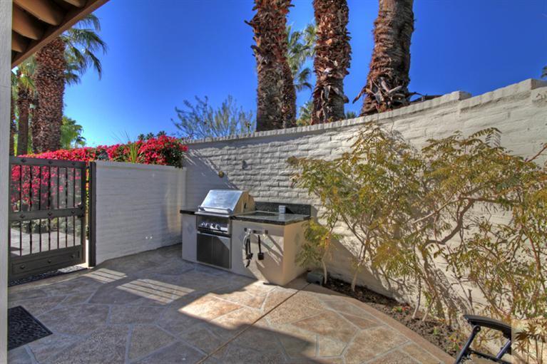 320 Red River Road Palm Desert, CA 92211 - Photo 30 of 31 a view of a backyard with wooden fence