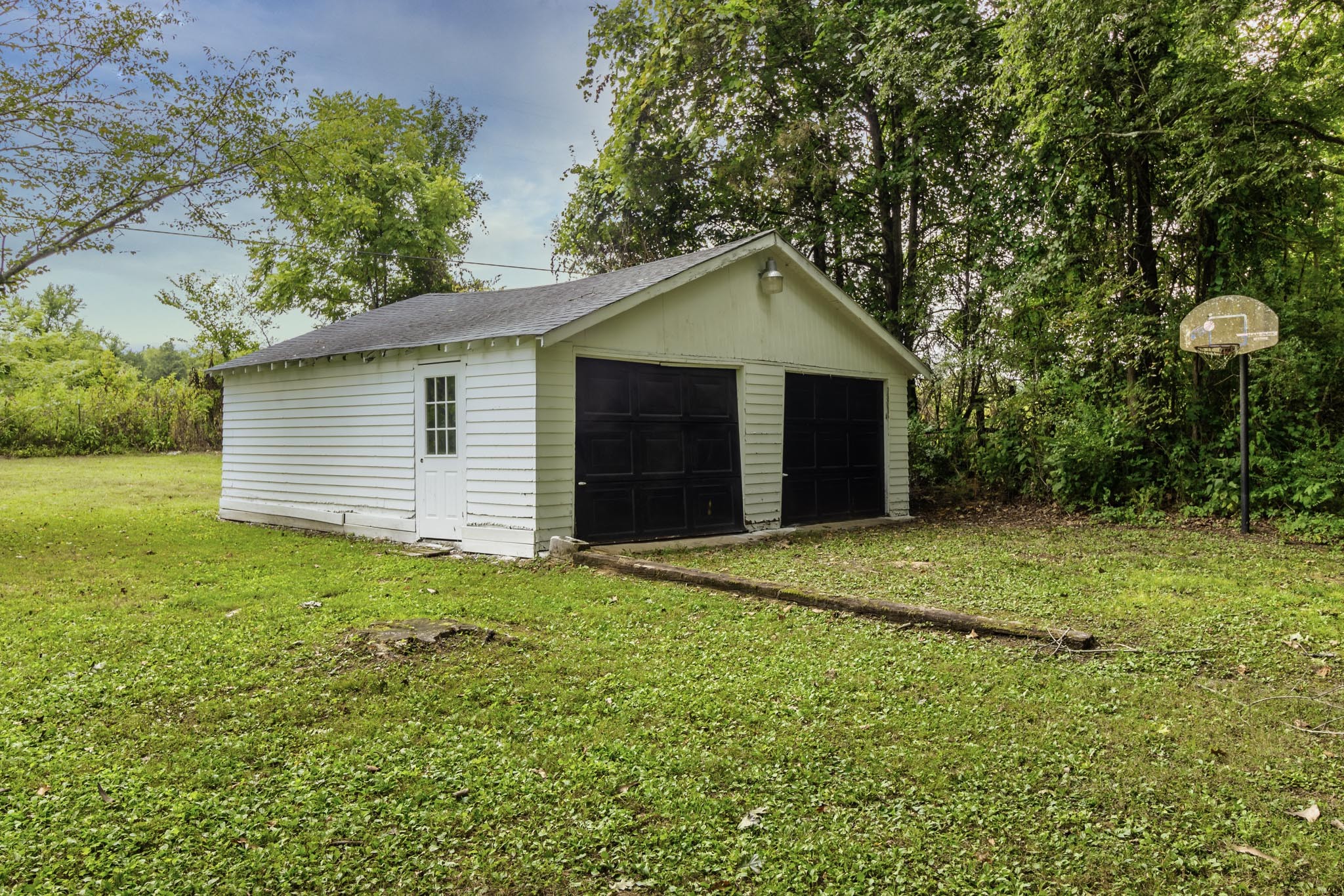 2583 Double Branch Road Columbia, TN 38401 - Photo 6 of 17 a front view of a house with a garden