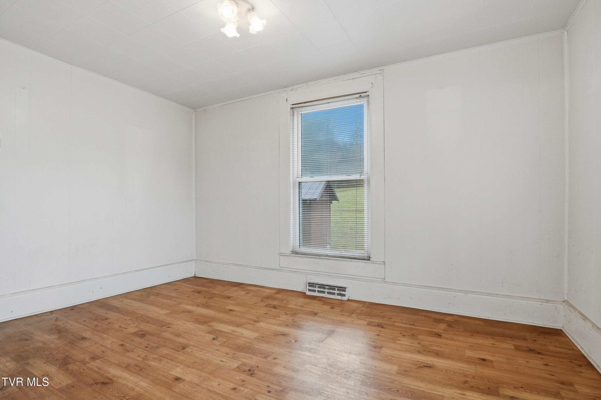 1053 The Lake Road Clintwood, VA 24228 - Photo 14 of 32 IMG_0009