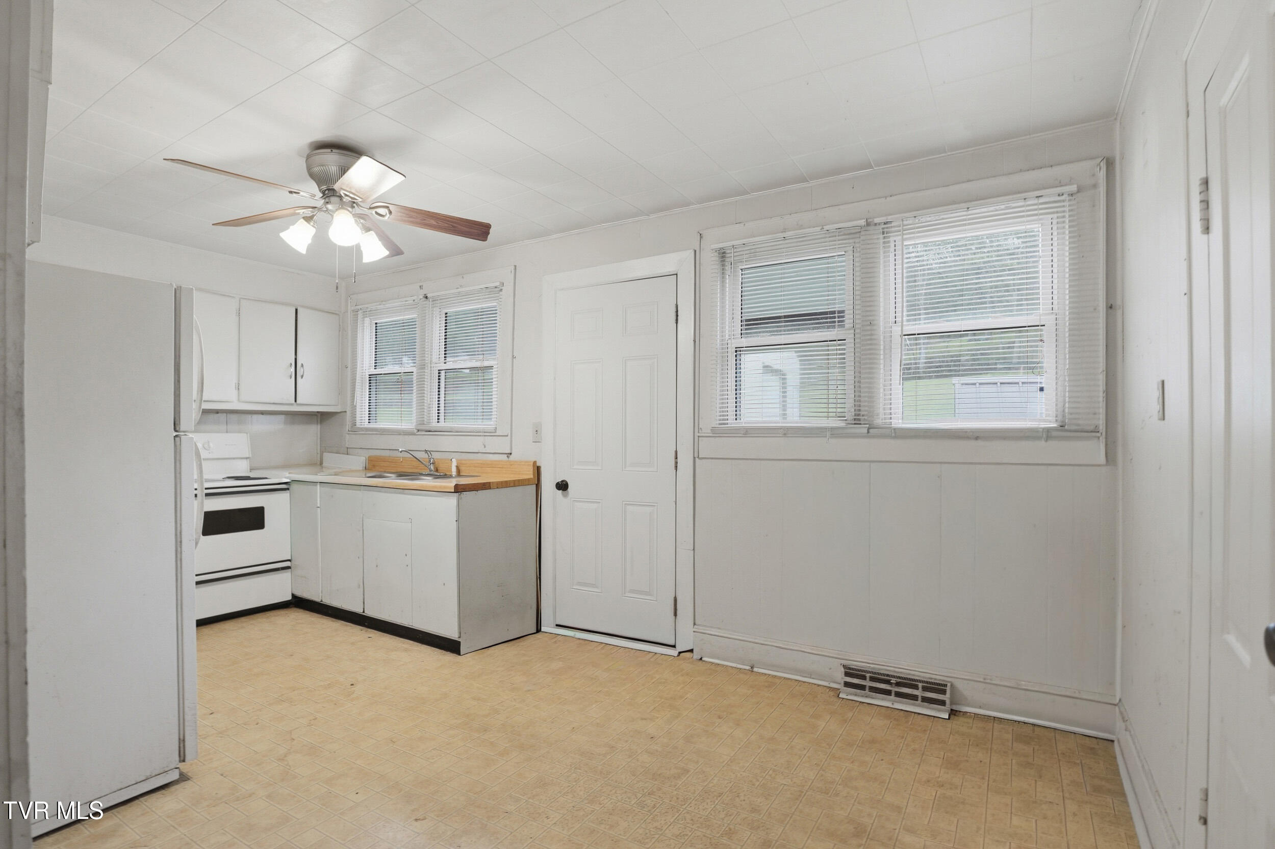 1053 The Lake Road Clintwood, VA 24228 - Photo 16 of 32 IMG_0029