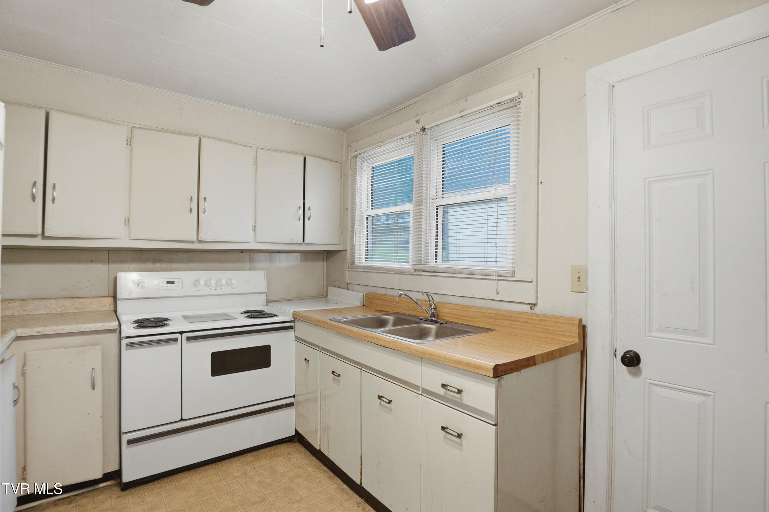 1053 The Lake Road Clintwood, VA 24228 - Photo 32 of 32 IMG_0033