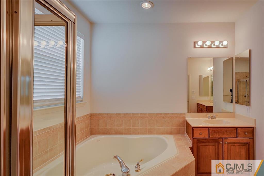 28 Pebble Creek Road Dayton, NJ 08810 - Photo 11 of 24 Gallery Image 11