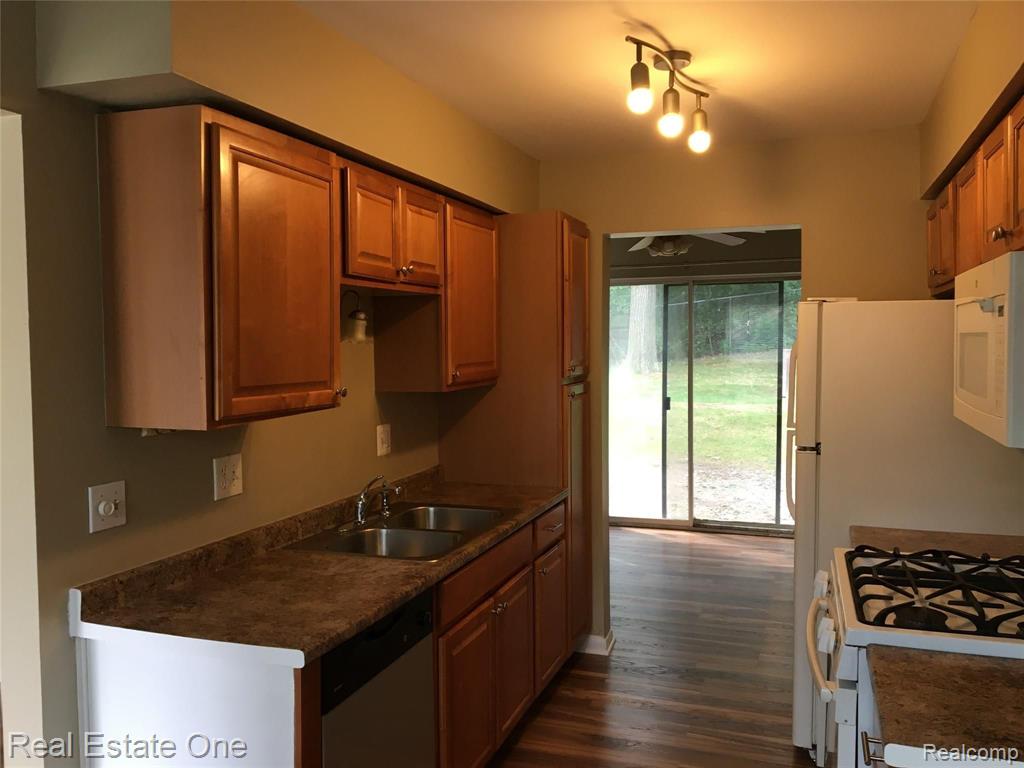 895 Lafayette Court, Unit 12 Rochester, MI 48307 - Photo 2 of 14
