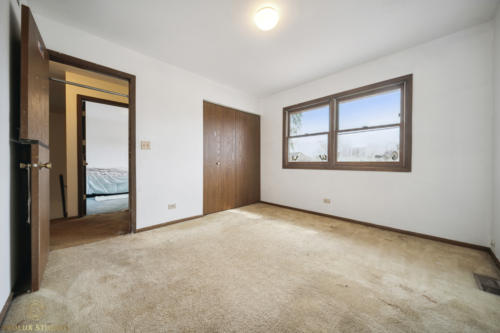 848 Willowbrook Drive Wheeling, IL 60090 - Photo 15 of 23 an empty room with windows and closet