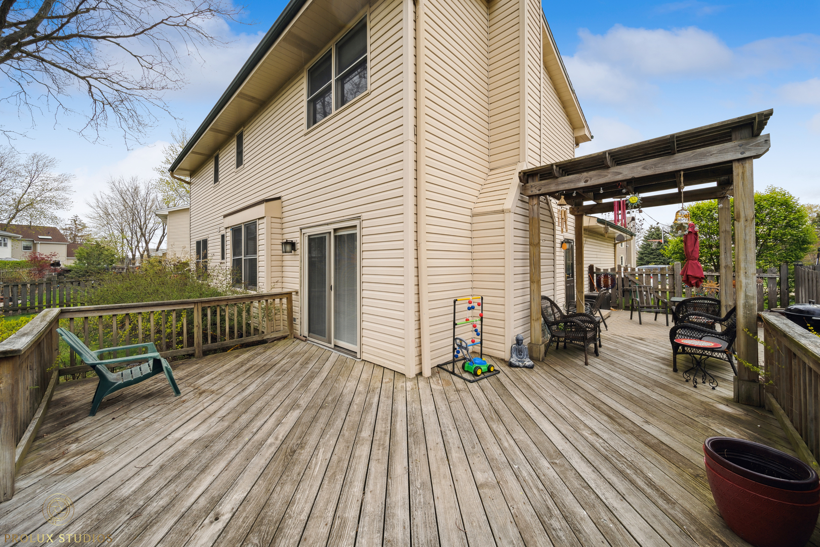 848 Willowbrook Drive Wheeling, IL 60090 - Photo 18 of 23 a view of a chairs on the roof deck