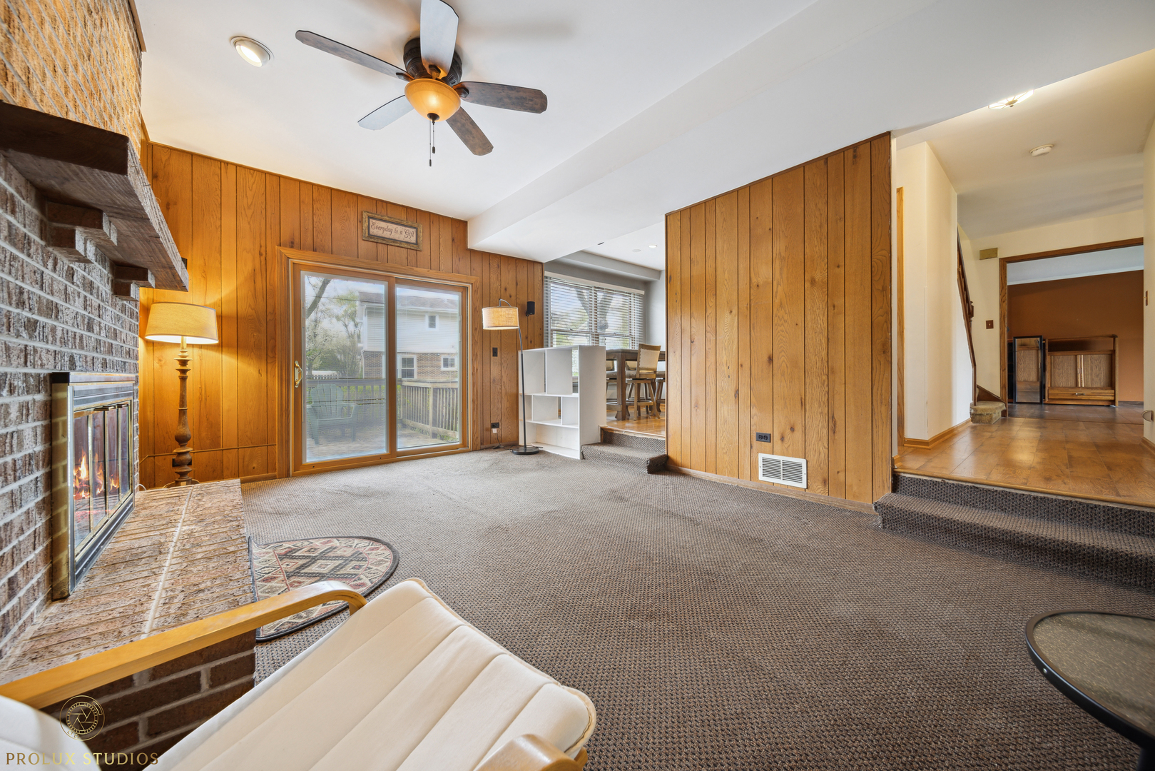 848 Willowbrook Drive Wheeling, IL 60090 - Photo 9 of 23 a view of a livingroom with furniture