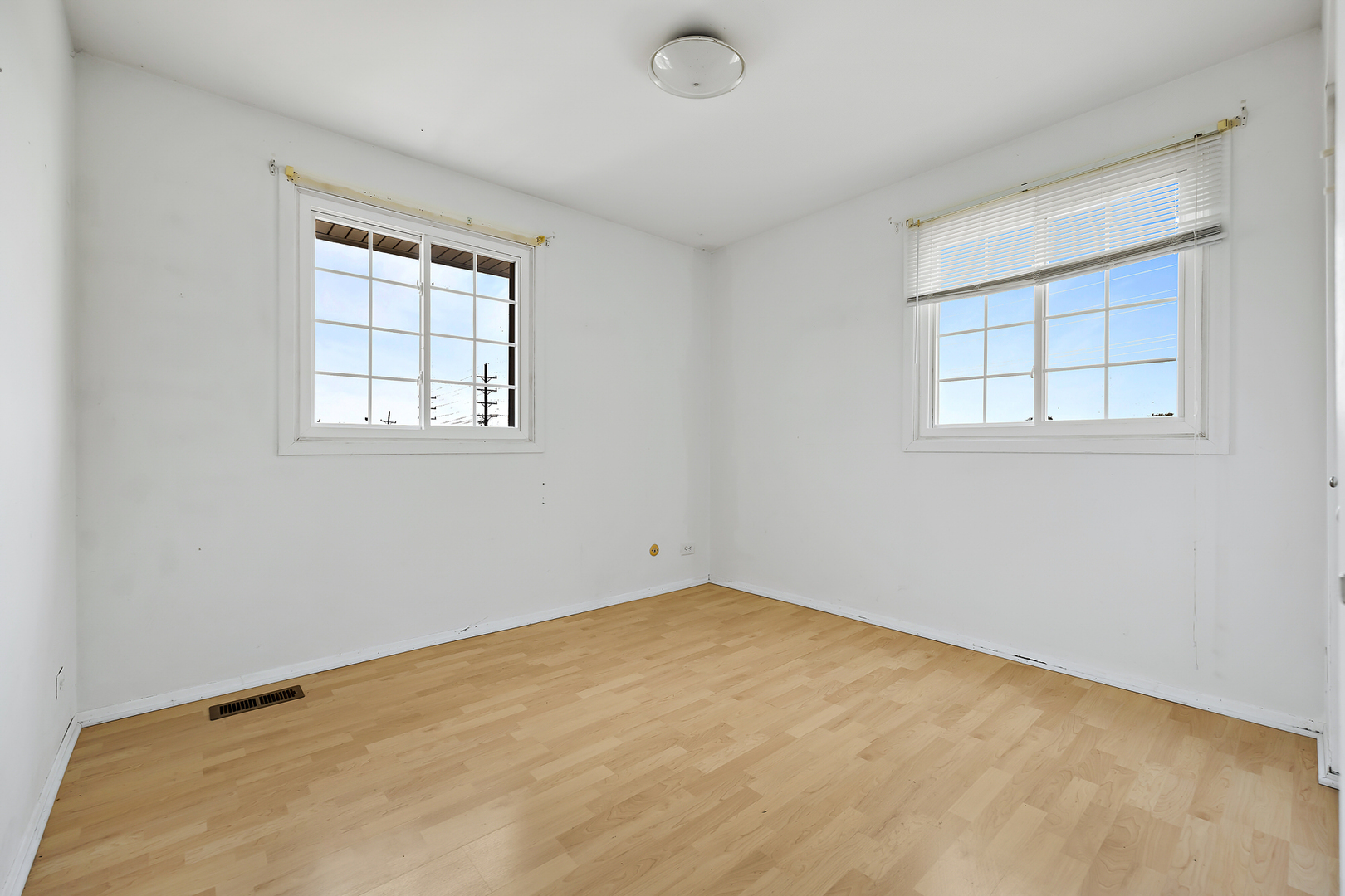 1105 Rhodes Court Wheaton, IL 60189 - Photo 10 of 22 an empty room with a window