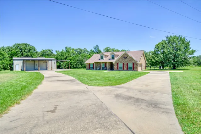 a view of a house with a yard