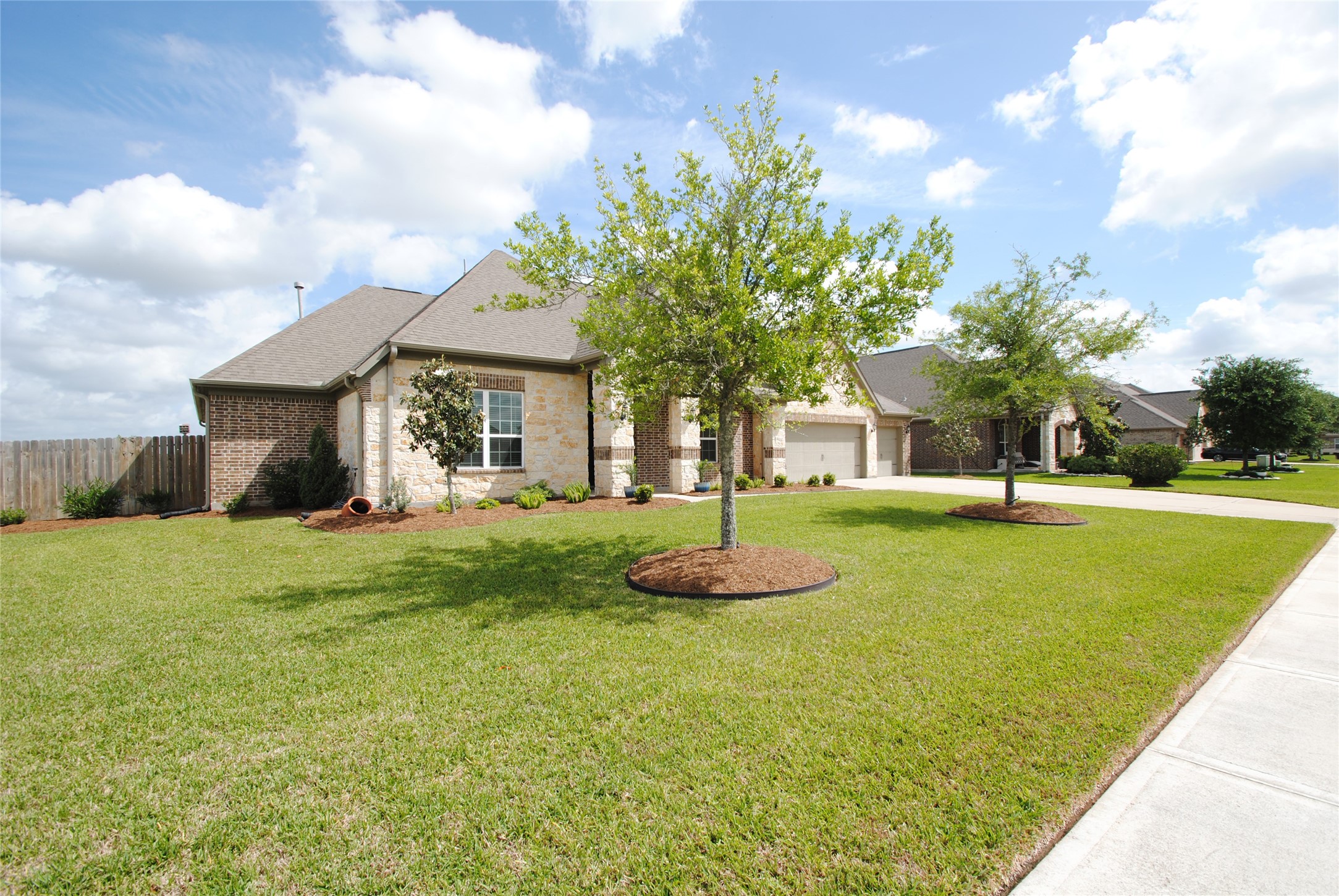 2803 Quartz Rdg Drive Rosharon, TX 77583 - Photo 2 of 44 Lush Landscape