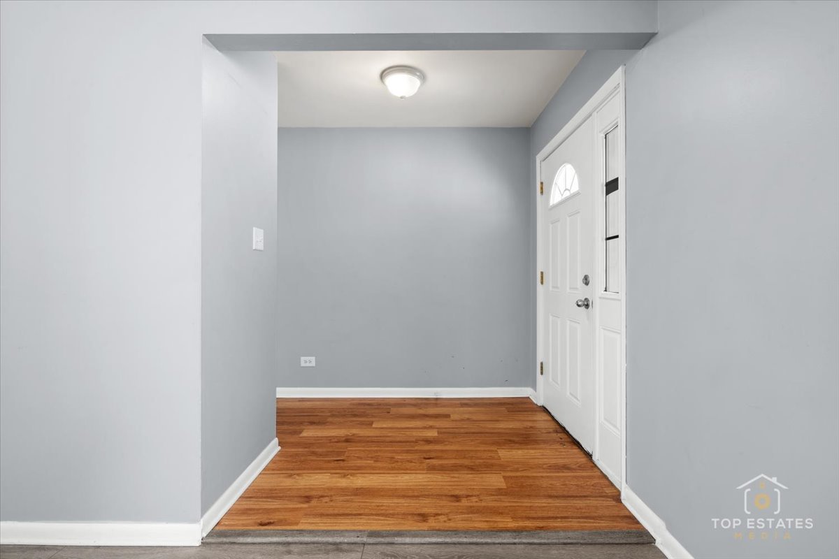 722 Kostner Avenue Matteson, IL 60443 - Photo 3 of 31 a view of a hallway with wooden floor