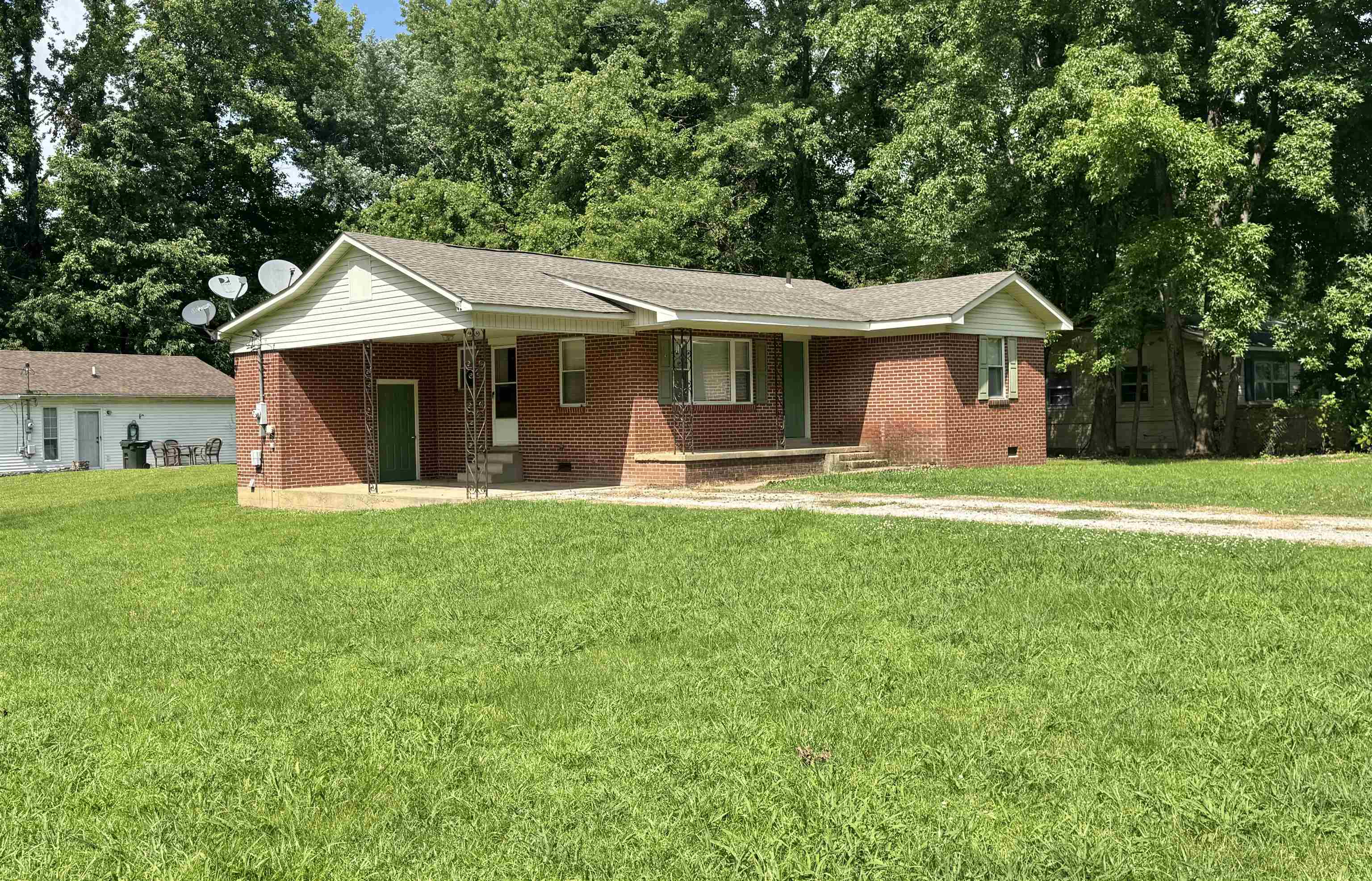 Ranch-style house featuring crawl space, a front lawn, and brick siding