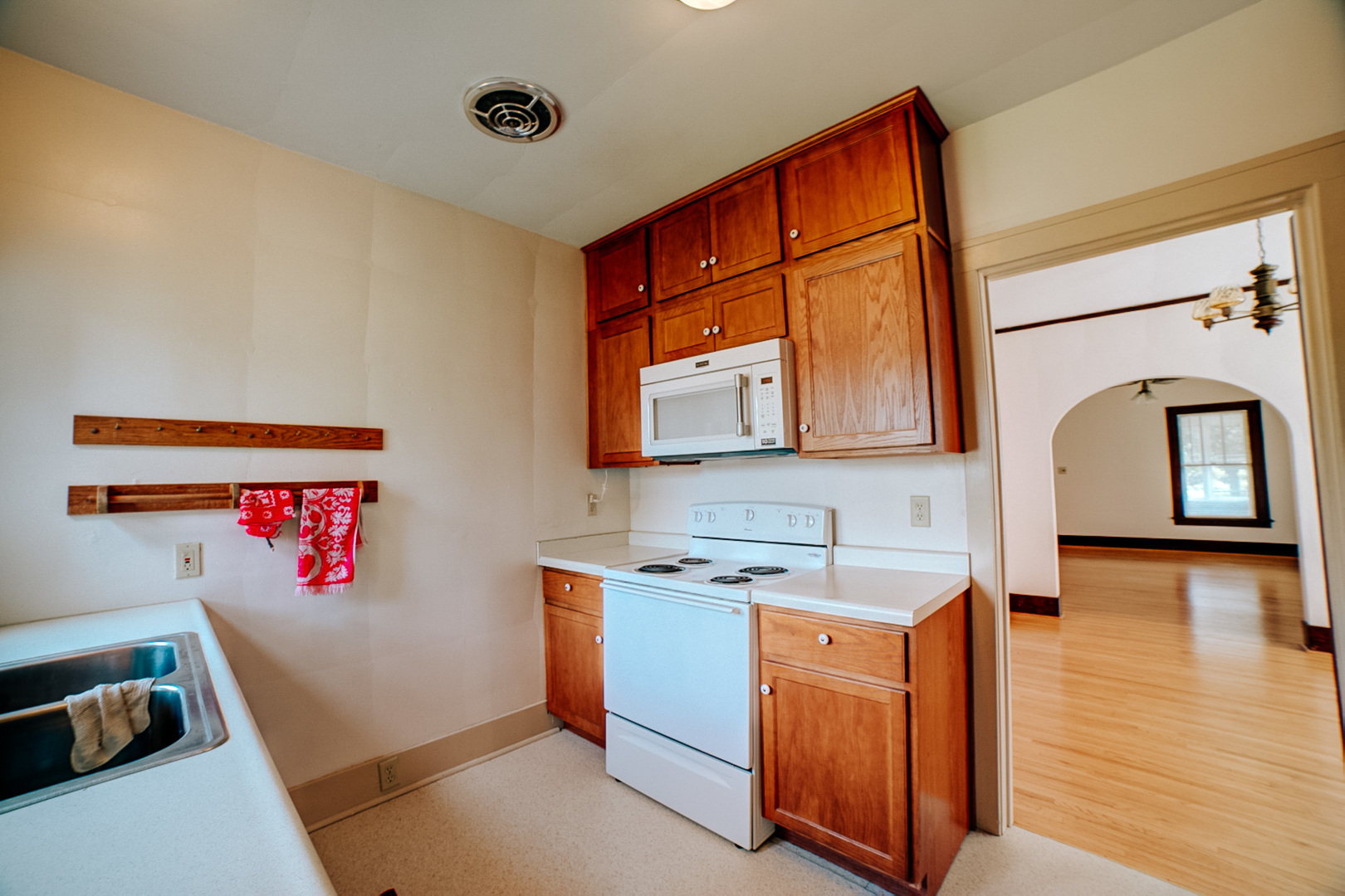 317 South 4th Street Watseka, IL 60970 - Photo 19 of 40 a utility room with cabinets a sink and a window