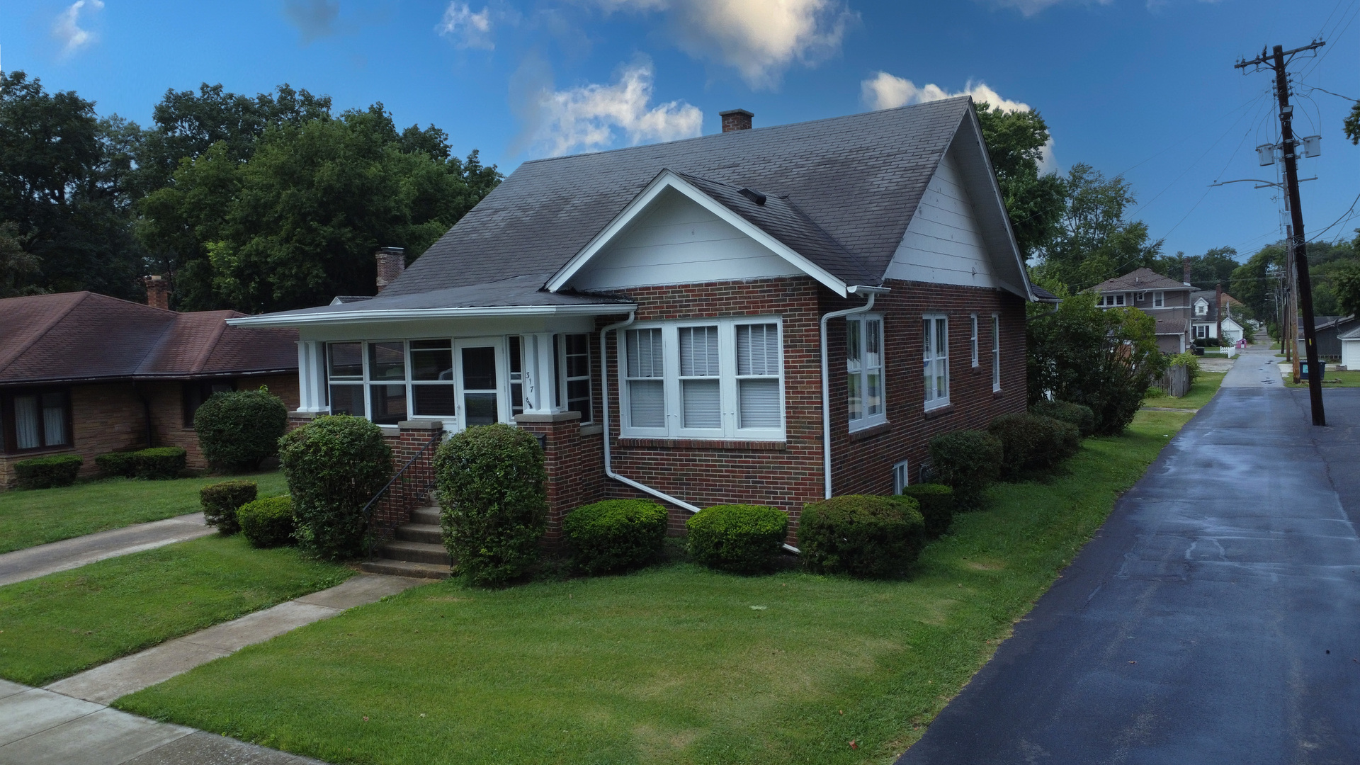 317 South 4th Street Watseka, IL 60970 - Photo 4 of 40 a front view of a house with a garden