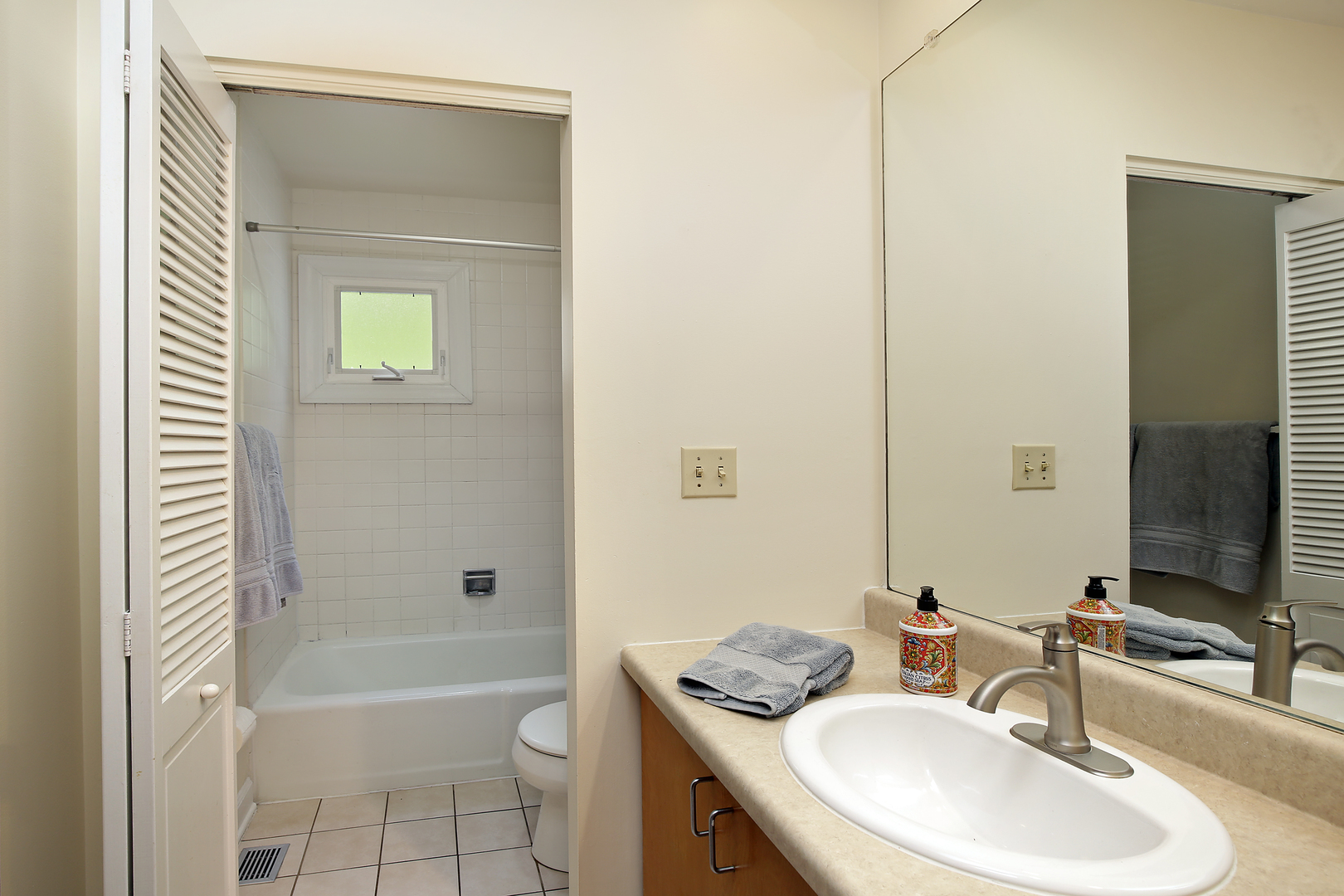 2653 Sheridan Road Evanston, IL 60201 - Photo 12 of 17 a bathroom with a sink toilet and shower