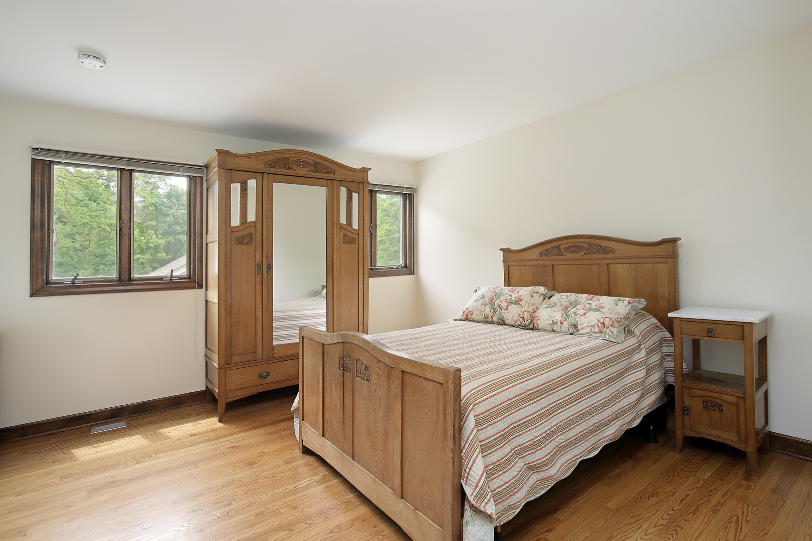 2653 Sheridan Road Evanston, IL 60201 - Photo 16 of 17 a bedroom with a bed and a window