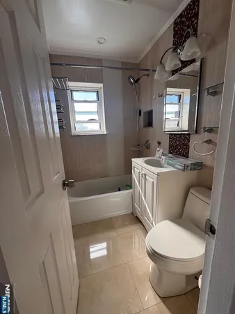 $2,500 | 2430 8th Street, Unit 5A, Fort Lee, NJ 07024