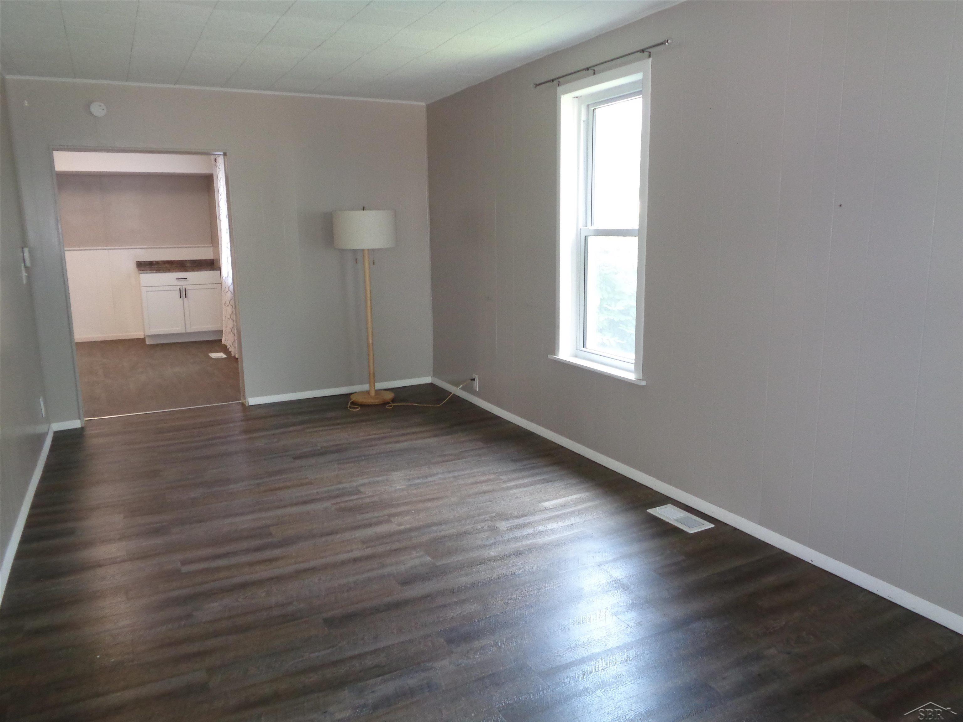 406 Jennison Street Bay City, MI 48708 - Photo 4 of 17 50112139-3.JPG
