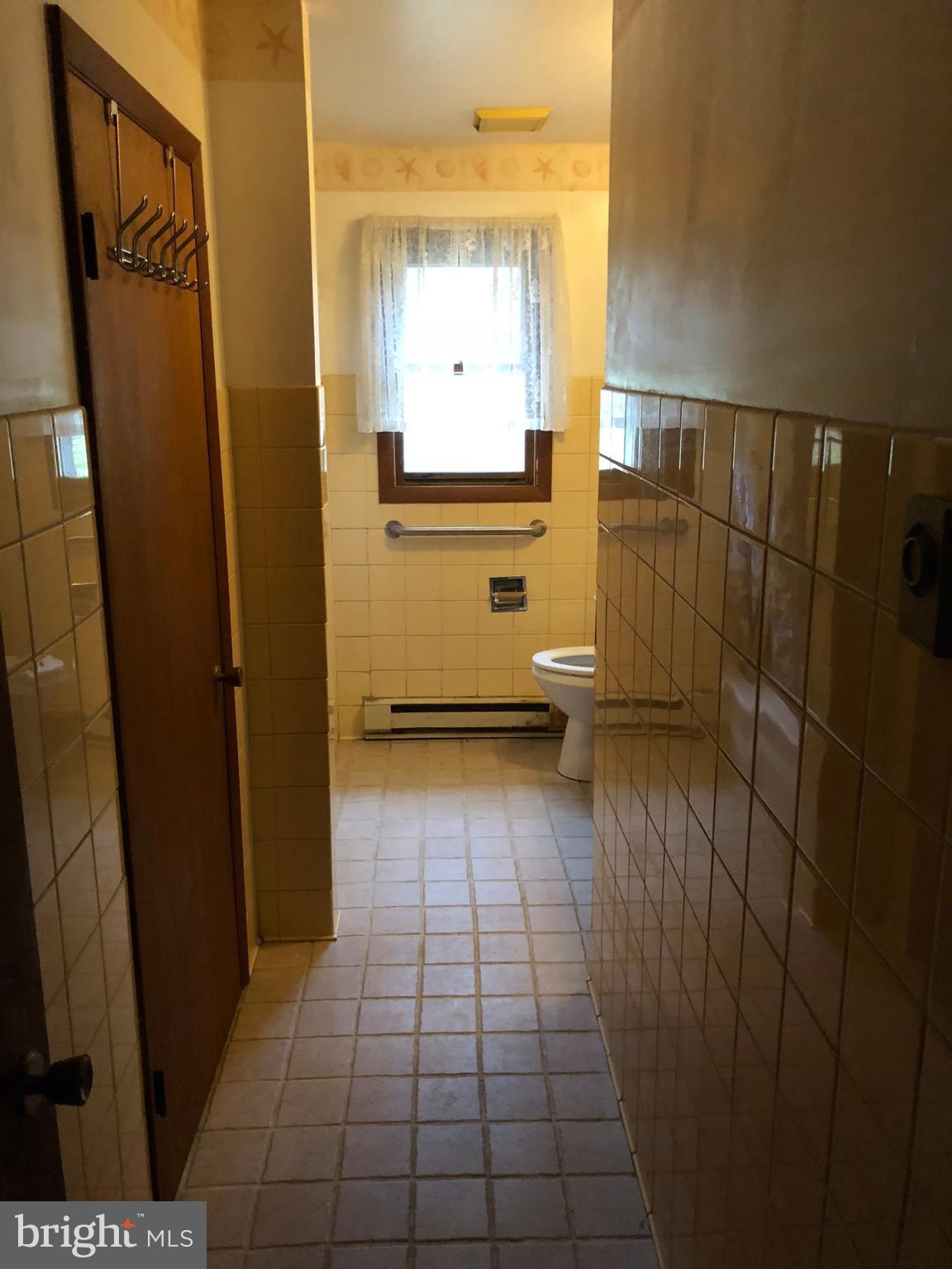 7903 Lyons Road Waynesboro, PA 17268 - Photo 8 of 27 Bath