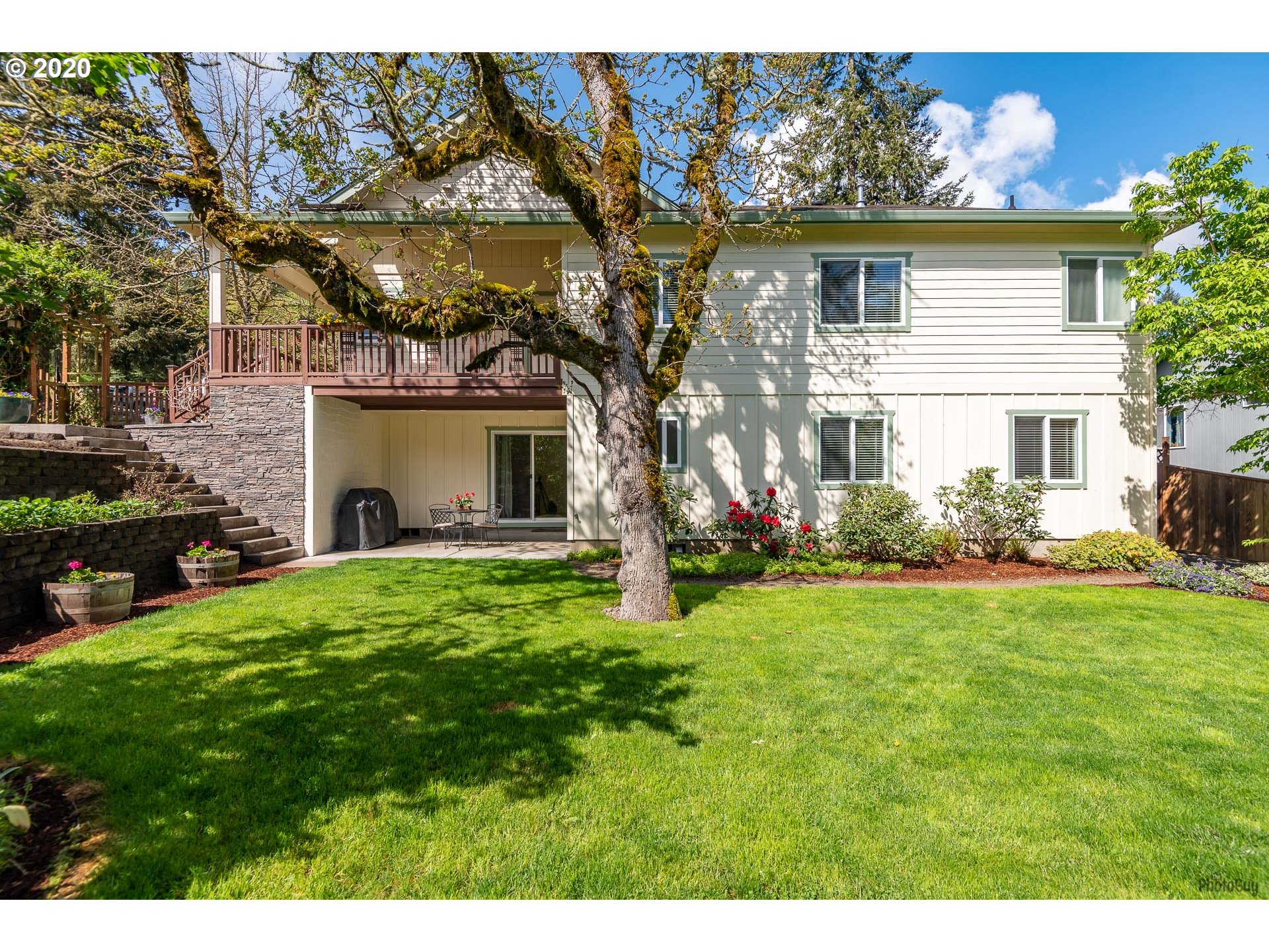 845 South 67th Street Springfield, OR 97478 - Photo 29 of 32 a view of a house with backyard and garden