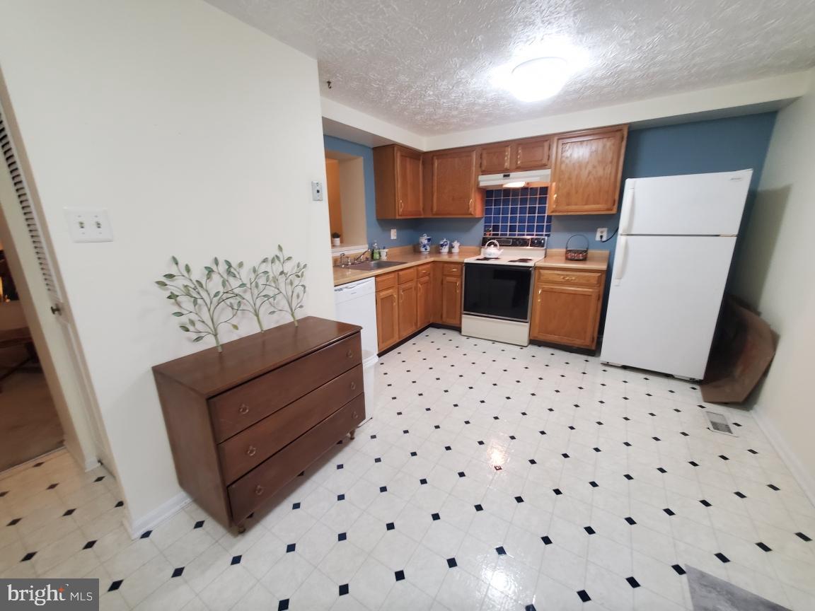 32 Hyacinth Road Parkville, MD 21234 - Photo 6 of 23 Kitchen
