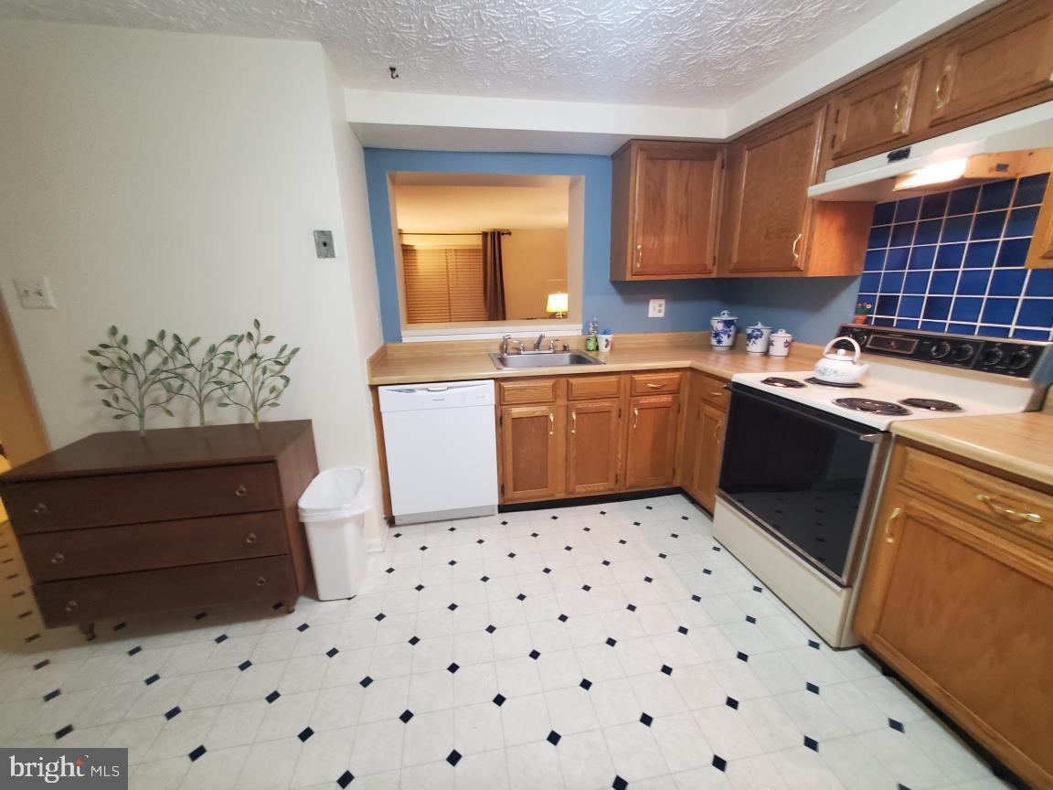 32 Hyacinth Road Parkville, MD 21234 - Photo 7 of 23 kitchen