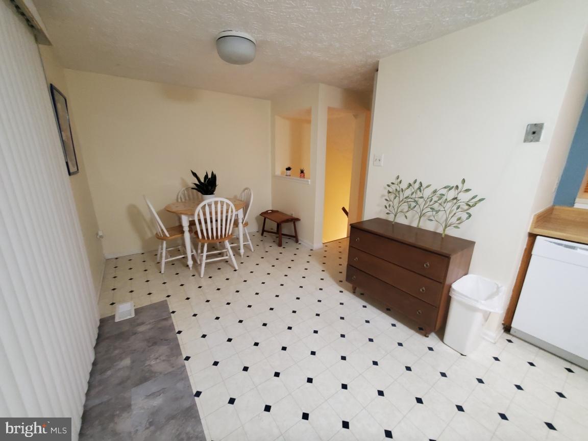 32 Hyacinth Road Parkville, MD 21234 - Photo 8 of 23 Eat in Kitchen