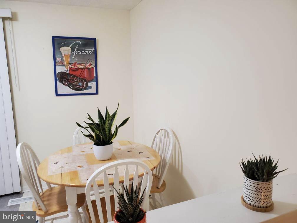 32 Hyacinth Road Parkville, MD 21234 - Photo 9 of 23 Table space