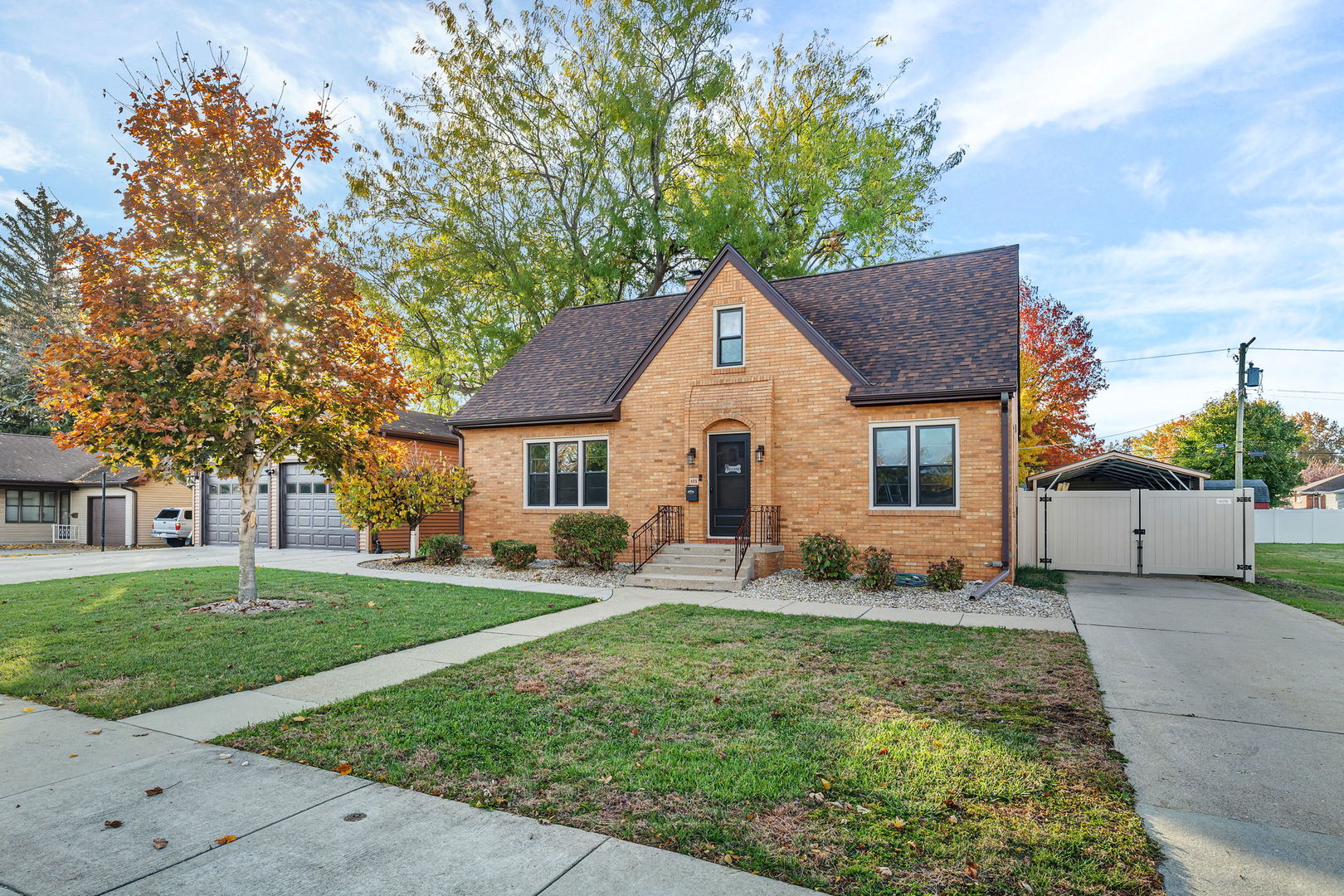 405 West Bluff Street Streator, IL 61364 - Photo 2 of 31 a front view of house with yard and green space