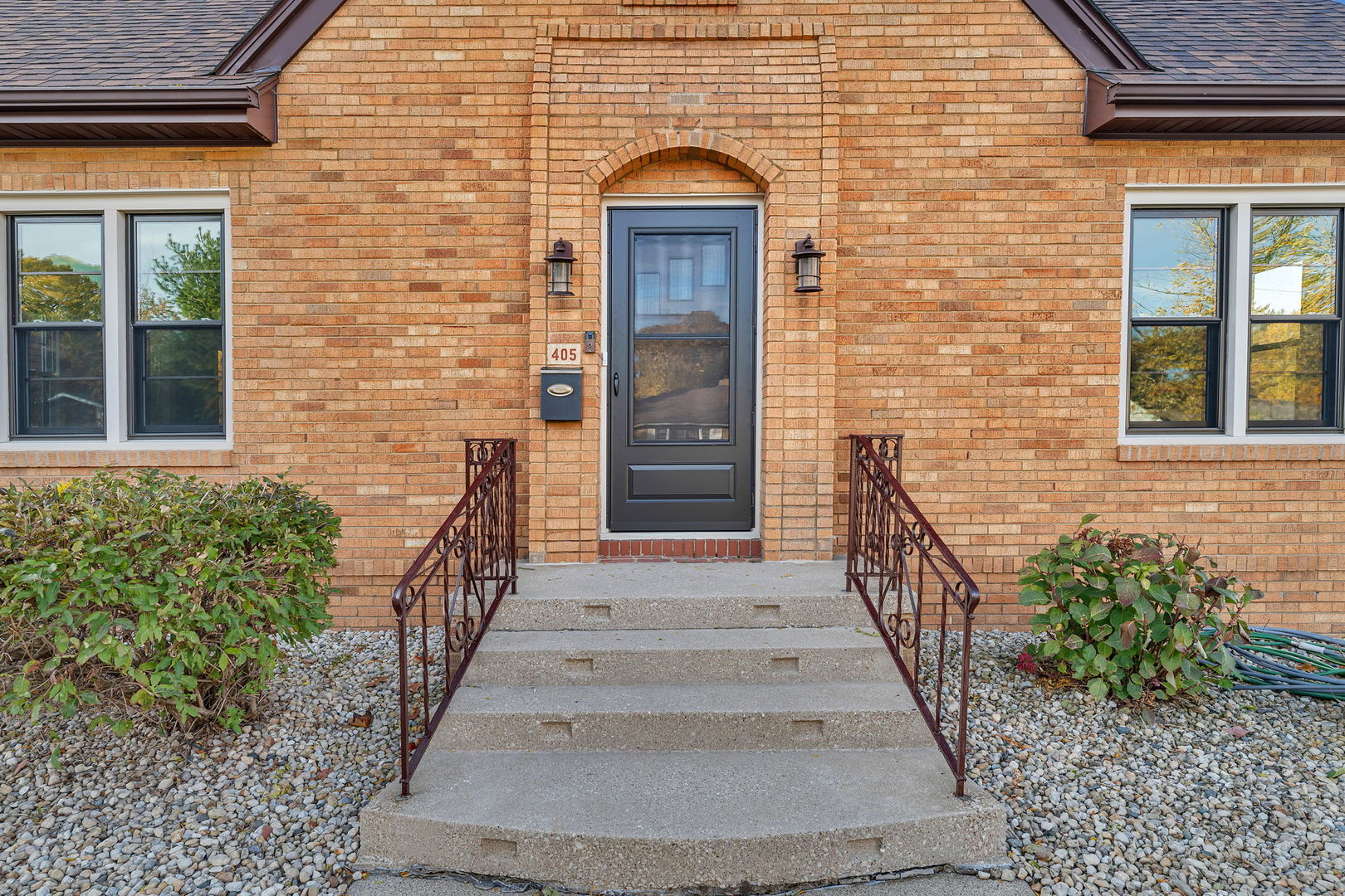 405 West Bluff Street Streator, IL 61364 - Photo 3 of 31 a front view of a house with a window