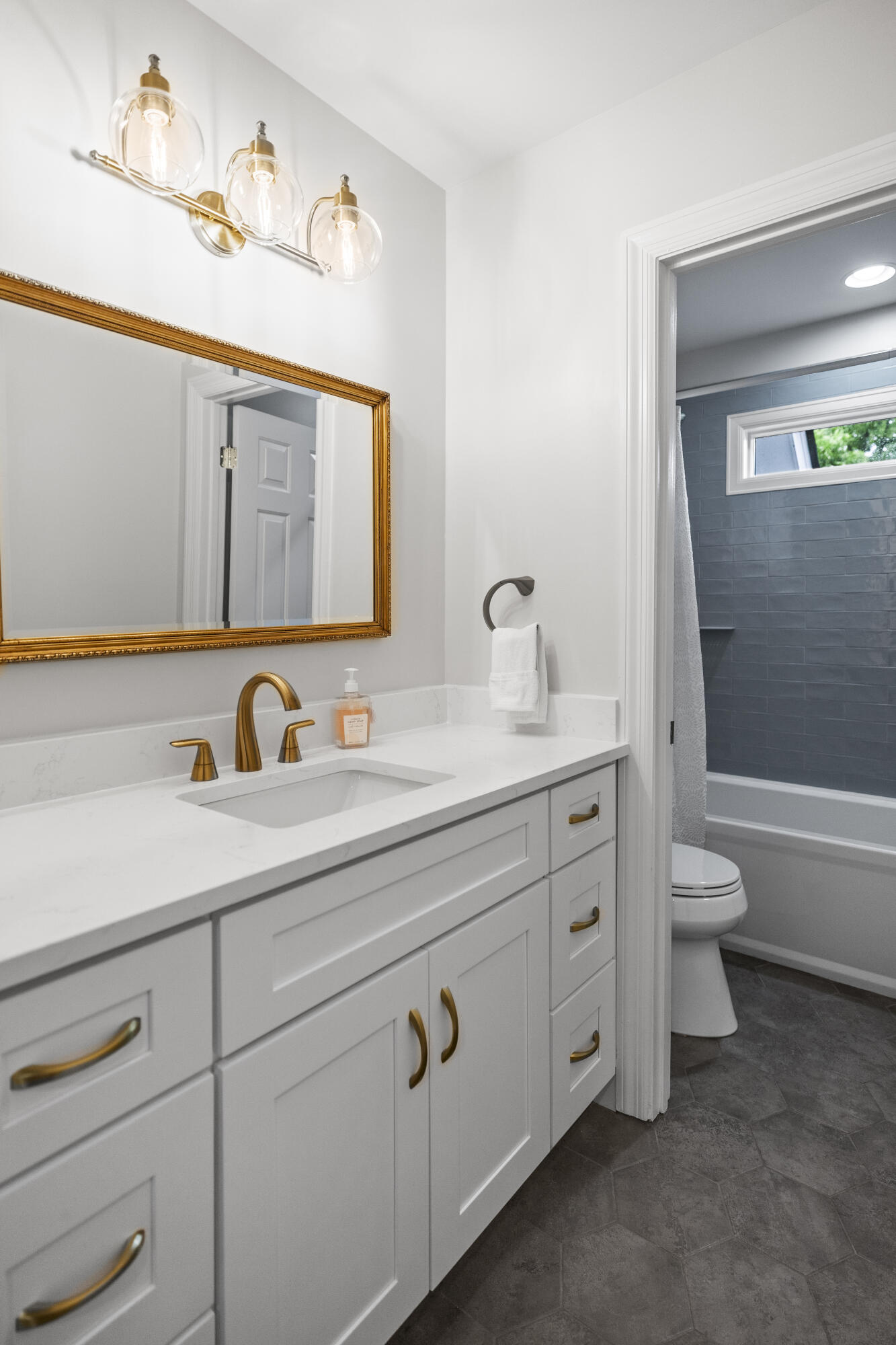 313 Willow Glen Road Chattanooga, TN 37421 - Photo 35 of 45 Upstairs Hall Bath