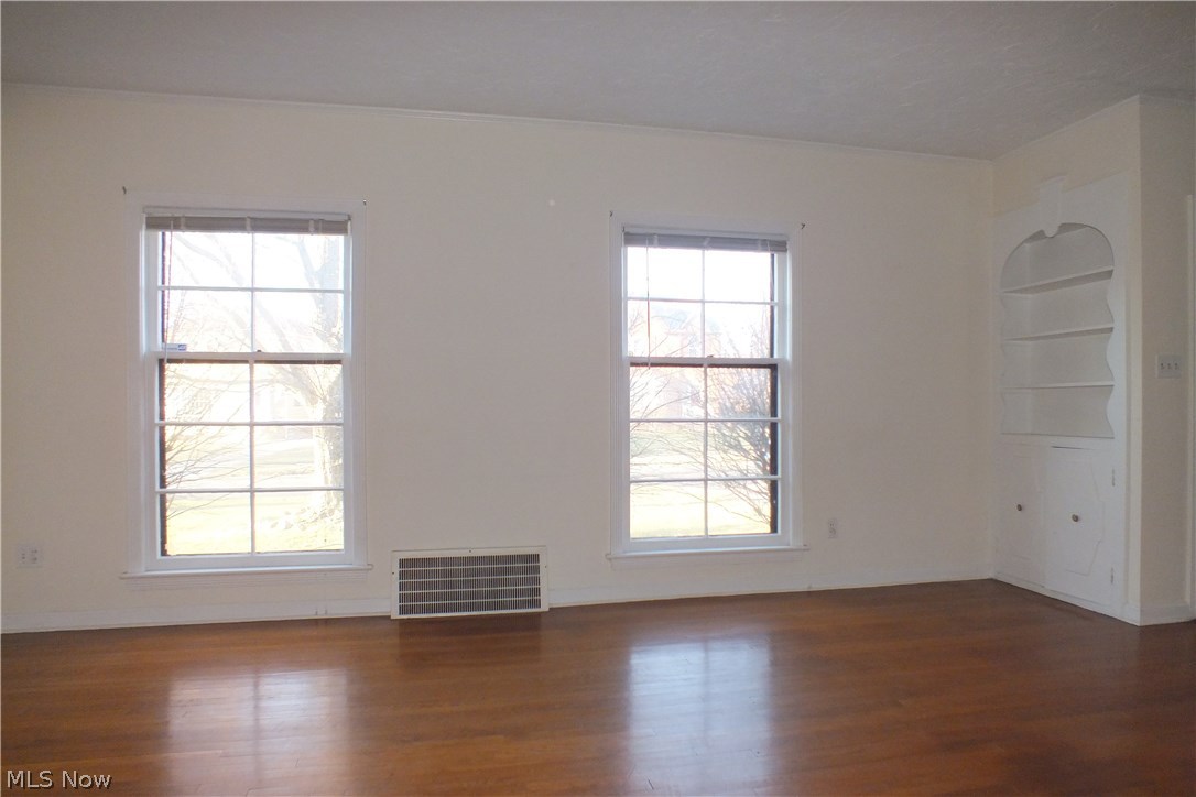 3844 Bethany Road Cleveland, OH 44118 - Photo 5 of 35 Plenty of incoming natural light fills the living room