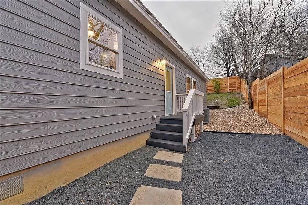 1217 Eleanor Street Austin, TX 78721 - Photo 15 of 17 View of side of home