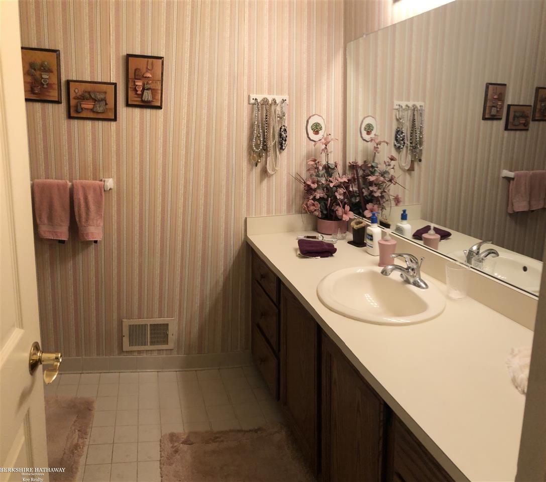 568 Tennyson Rochester Hills, MI 48307 - Photo 13 of 17