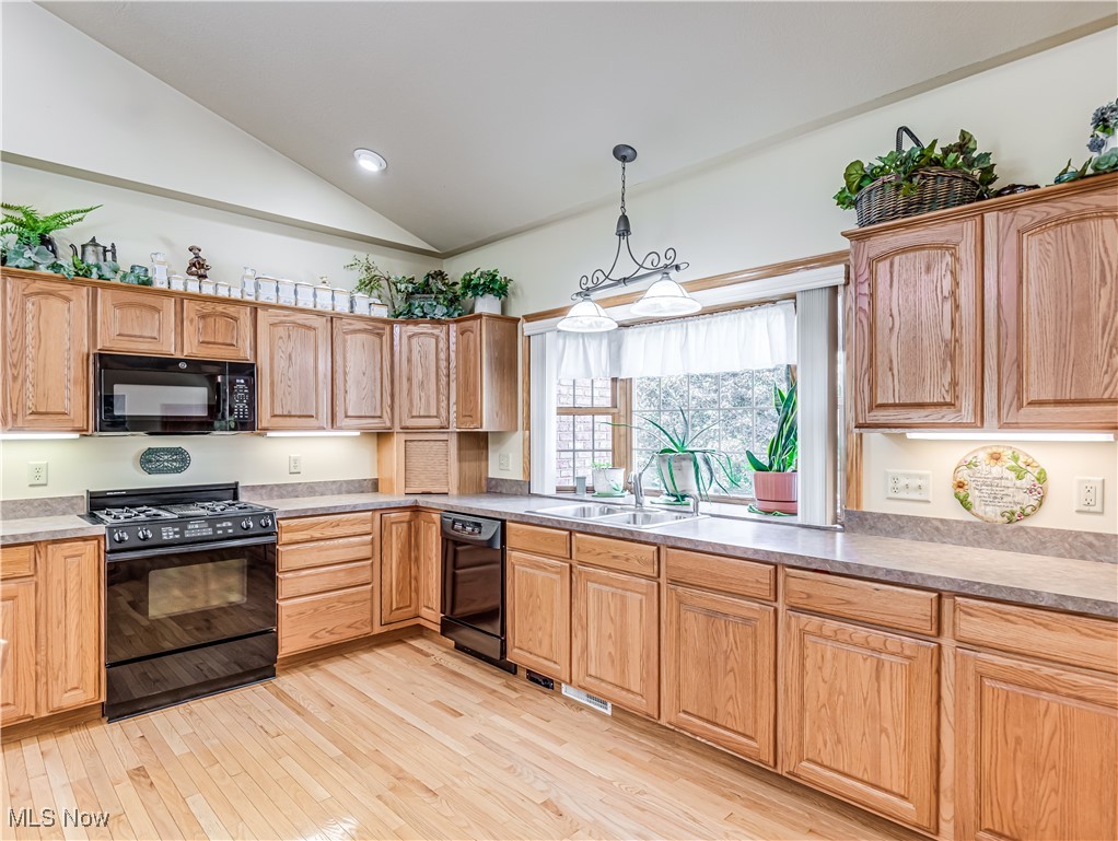 9271 Hubbard Valley Road Seville, OH 44273 - Photo 8 of 44 Solid custom cabinetry