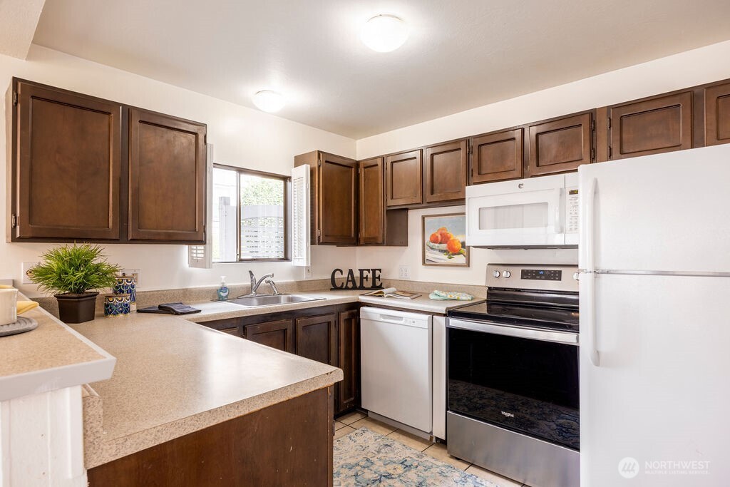 4407 Thackeray Place Northeast Seattle, WA 98105 - Photo 11 of 30