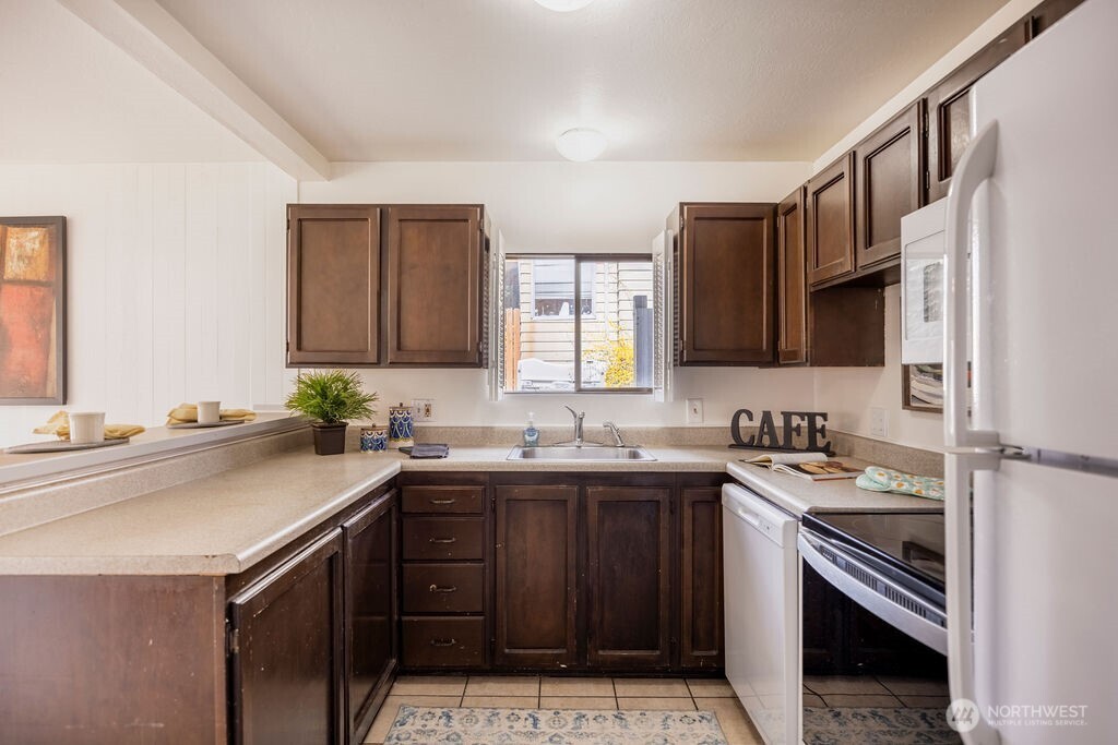 4407 Thackeray Place Northeast Seattle, WA 98105 - Photo 12 of 30