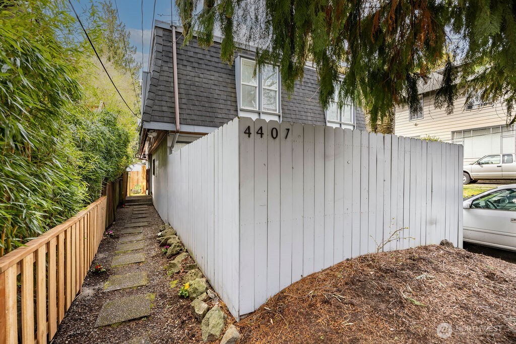 4407 Thackeray Place Northeast Seattle, WA 98105 - Photo 2 of 30