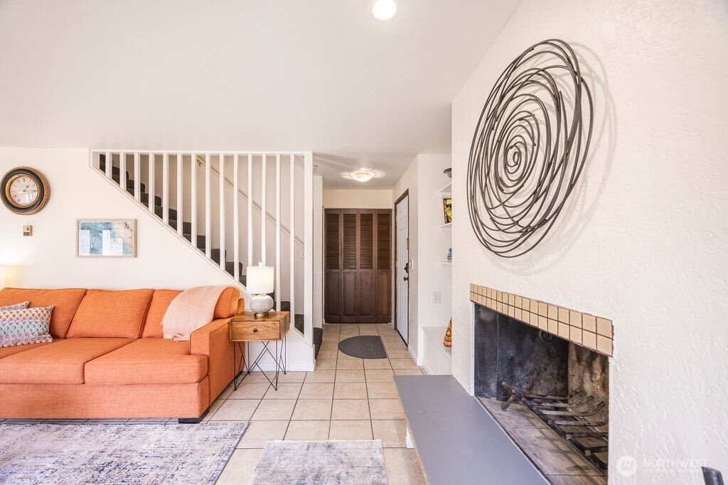 4407 Thackeray Place Northeast Seattle, WA 98105 - Photo 7 of 30