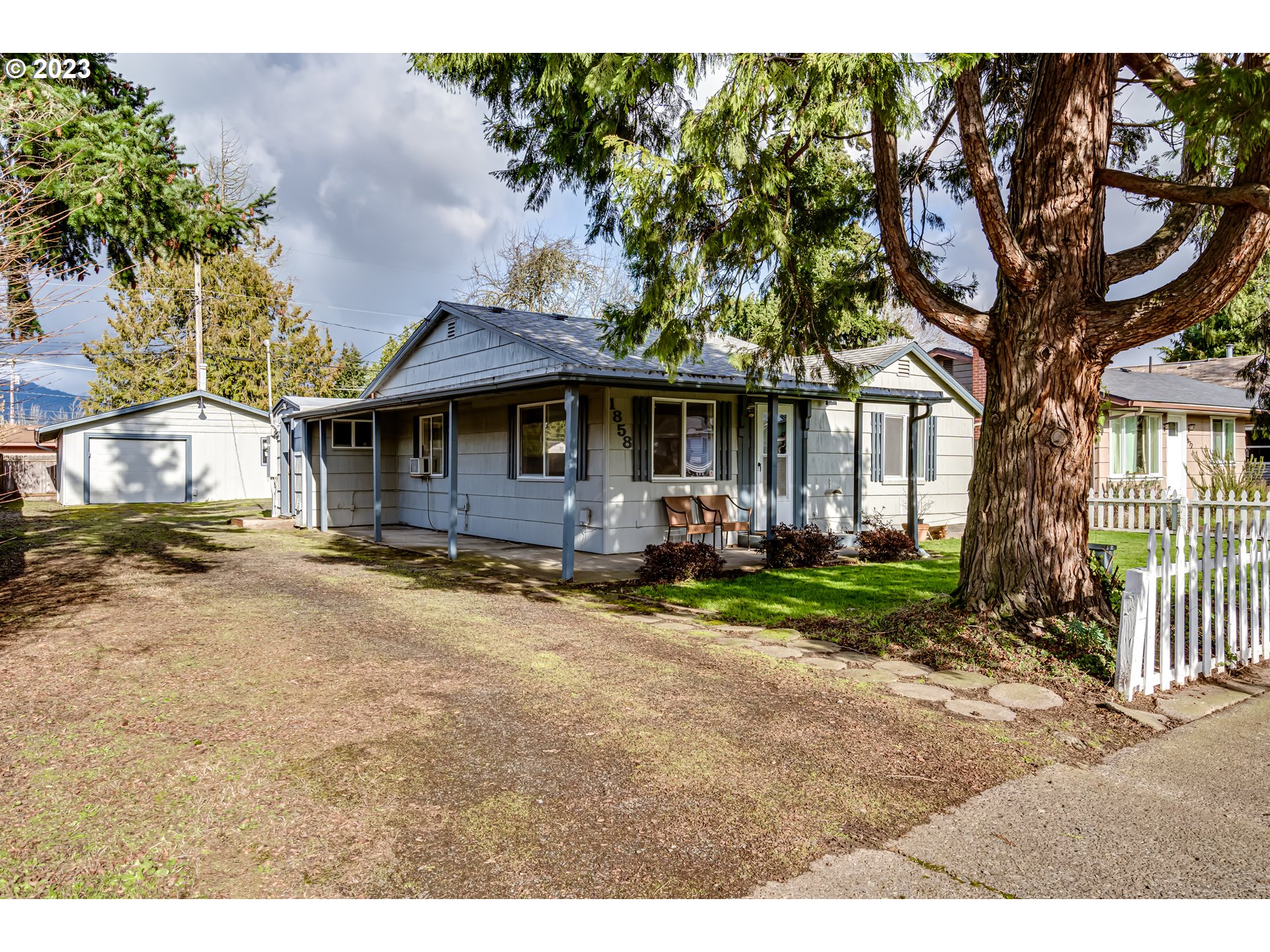 1858 I Street Springfield, OR 97477 - Photo 4 of 23 a front view of a house with a yard